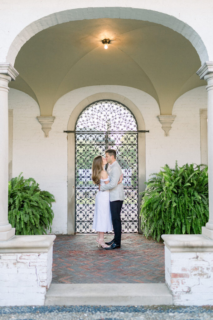 couple kissing in arched doorway